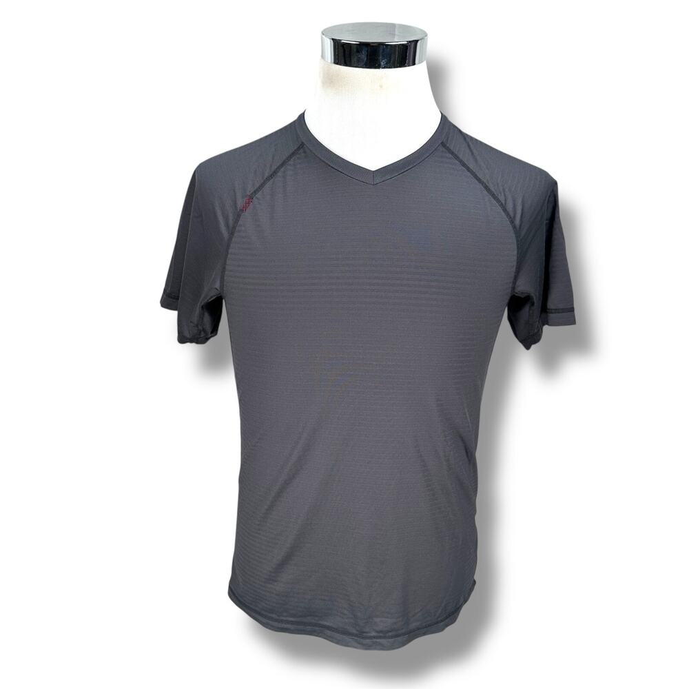 Rhone Sentry T-Shirt Men’s Small Gray Short Sleeve V-Neck Performance‎ Athletic